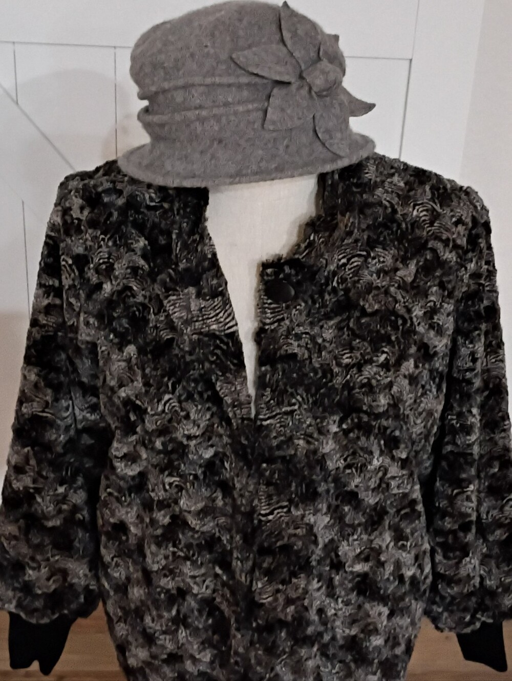 Alfred Dunner Black/Gray/White Butter Soft Faux Fur Jacket. Hat Included!